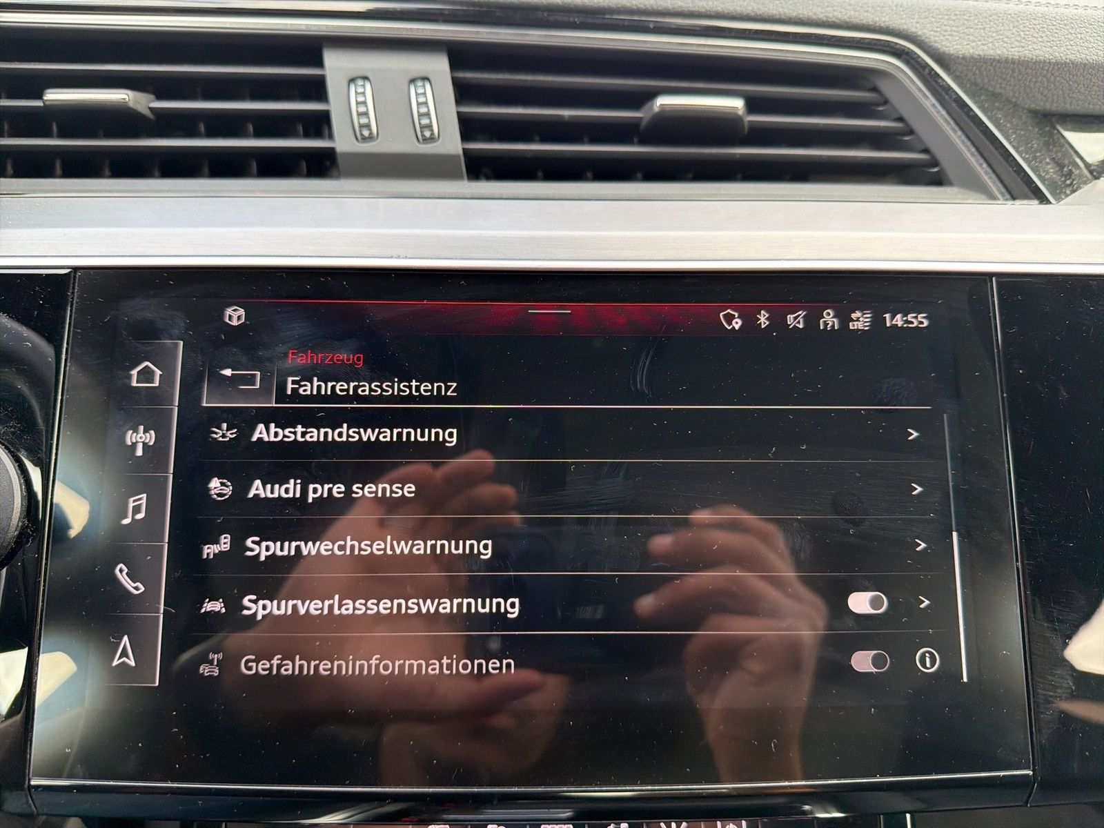 Fahrzeug autohaus mense Fahrzeugabbildung Audi Q8 e-tron 55 quattro S line Matrix HUD Luft Pano - mit KI generiert/bearbeitet