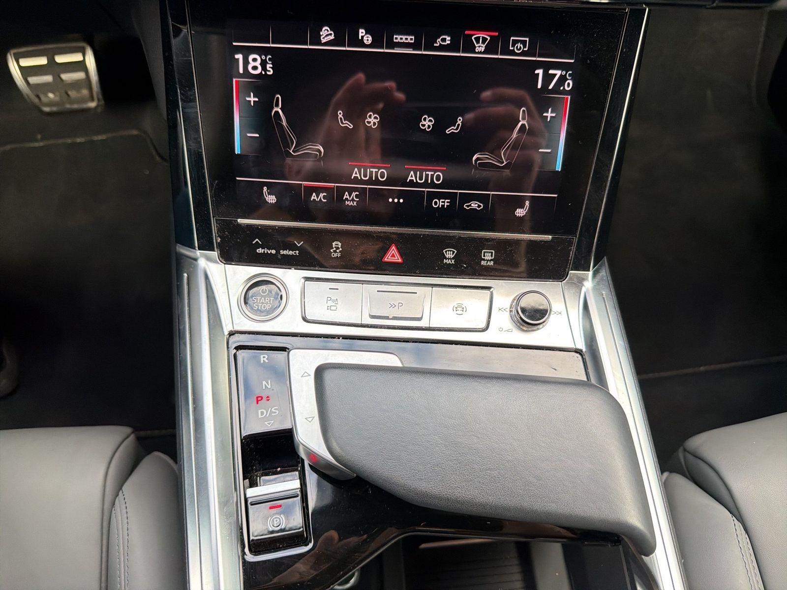 Fahrzeug autohaus mense Fahrzeugabbildung Audi Q8 e-tron 55 quattro S line Matrix HUD Luft Pano - mit KI generiert/bearbeitet