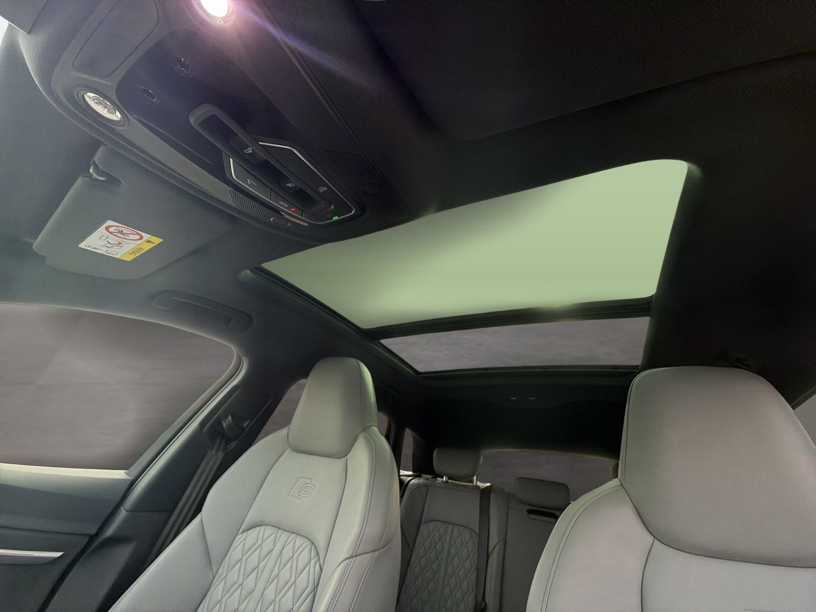 Fahrzeug autohaus mense Fahrzeugabbildung Audi Q8 e-tron 55 quattro S line Matrix HUD Luft Pano - mit KI generiert/bearbeitet