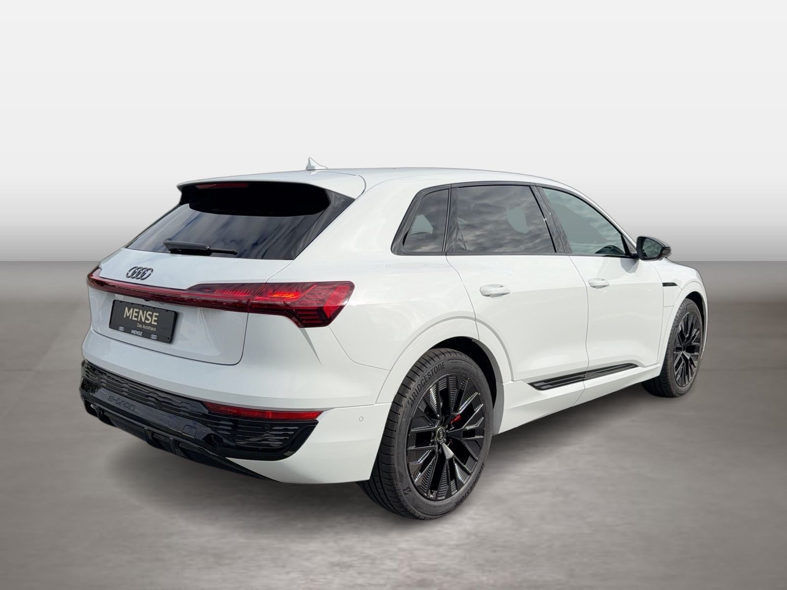 Fahrzeug autohaus mense Fahrzeugabbildung Audi Q8 e-tron 55 quattro S line Matrix HUD Luft Pano - mit KI generiert/bearbeitet