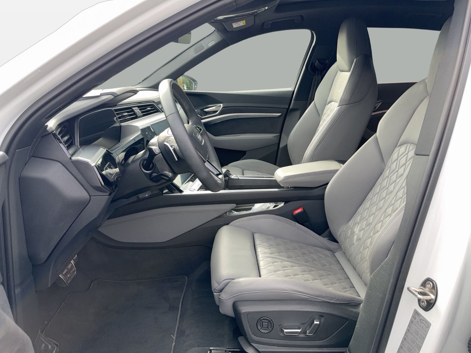 Fahrzeug autohaus mense Fahrzeugabbildung Audi Q8 e-tron 55 quattro S line Matrix HUD Luft Pano - mit KI generiert/bearbeitet