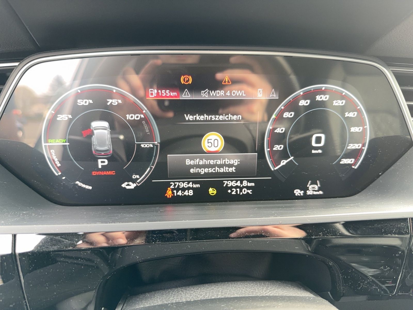 Fahrzeug autohaus mense Fahrzeugabbildung Audi Q8 e-tron 55 quattro S line Matrix HUD Luft Pano - mit KI generiert/bearbeitet