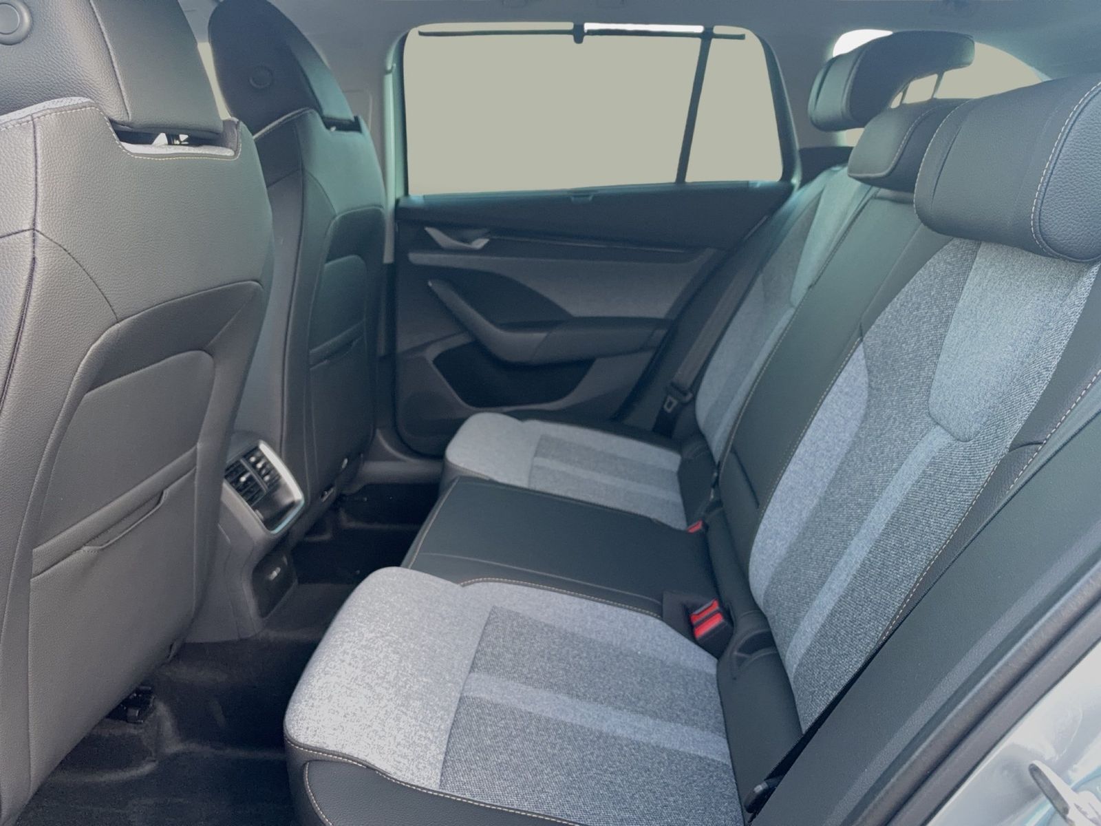 Fahrzeugabbildung SKODA Octavia Combi Balance 2.0l TDI 110kW 7-Gang-DSG - mit KI generiert/bearbeitet