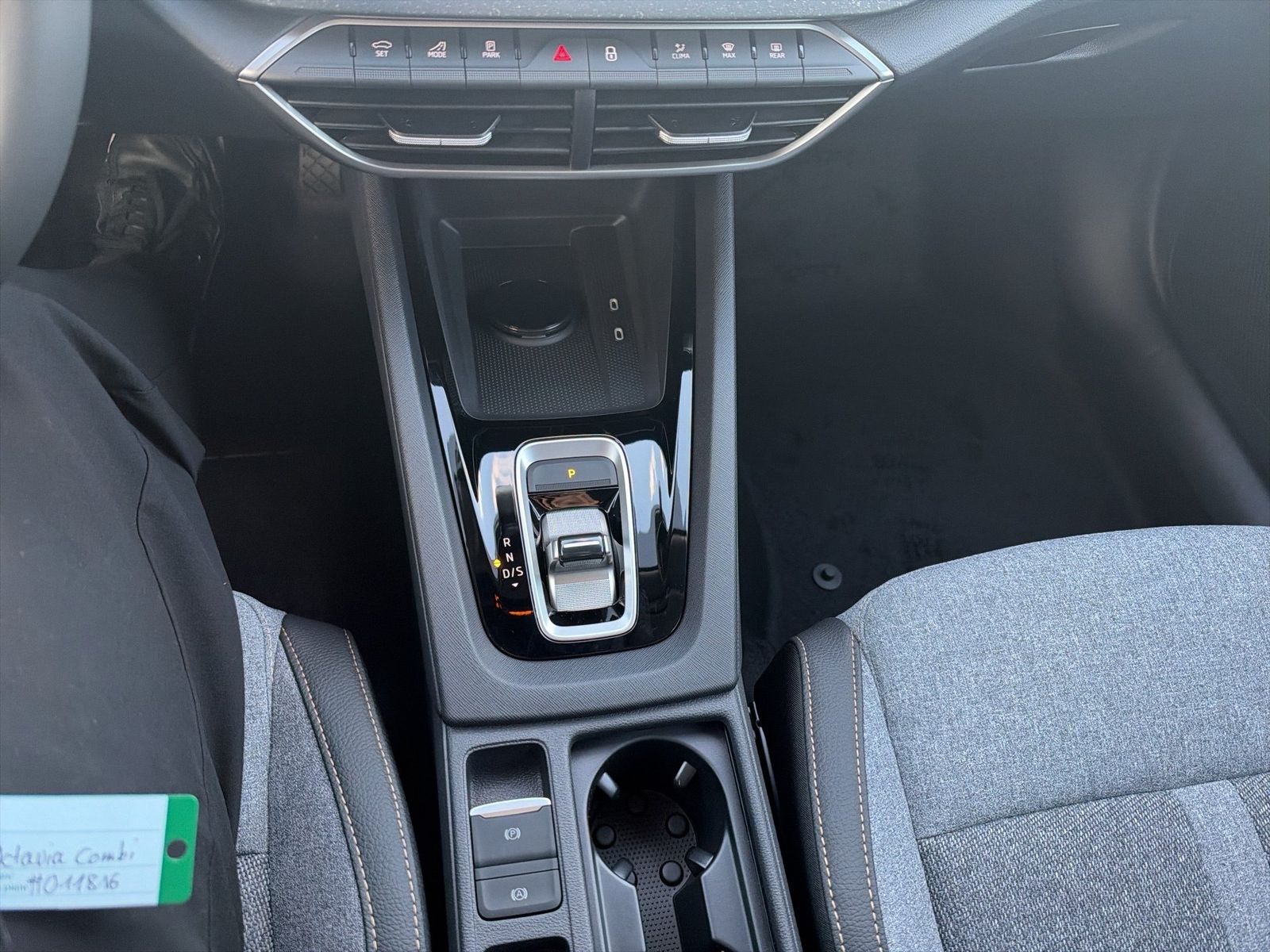 Fahrzeugabbildung SKODA Octavia Combi Balance 2.0l TDI 110kW 7-Gang-DSG - mit KI generiert/bearbeitet