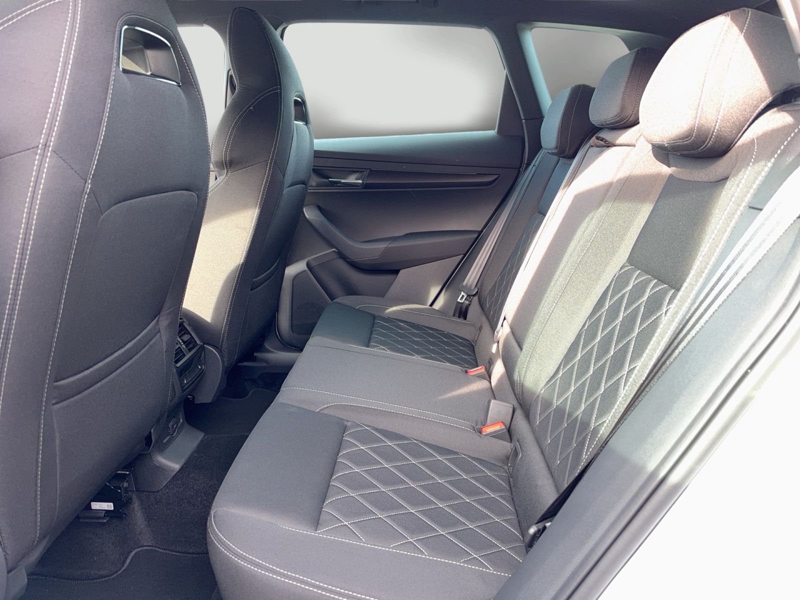 Fahrzeug autohaus mense Fahrzeugabbildung SKODA Karoq Sportline 1.5l TSI 110kW Matrix AHK ACC - mit KI generiert/bearbeitet