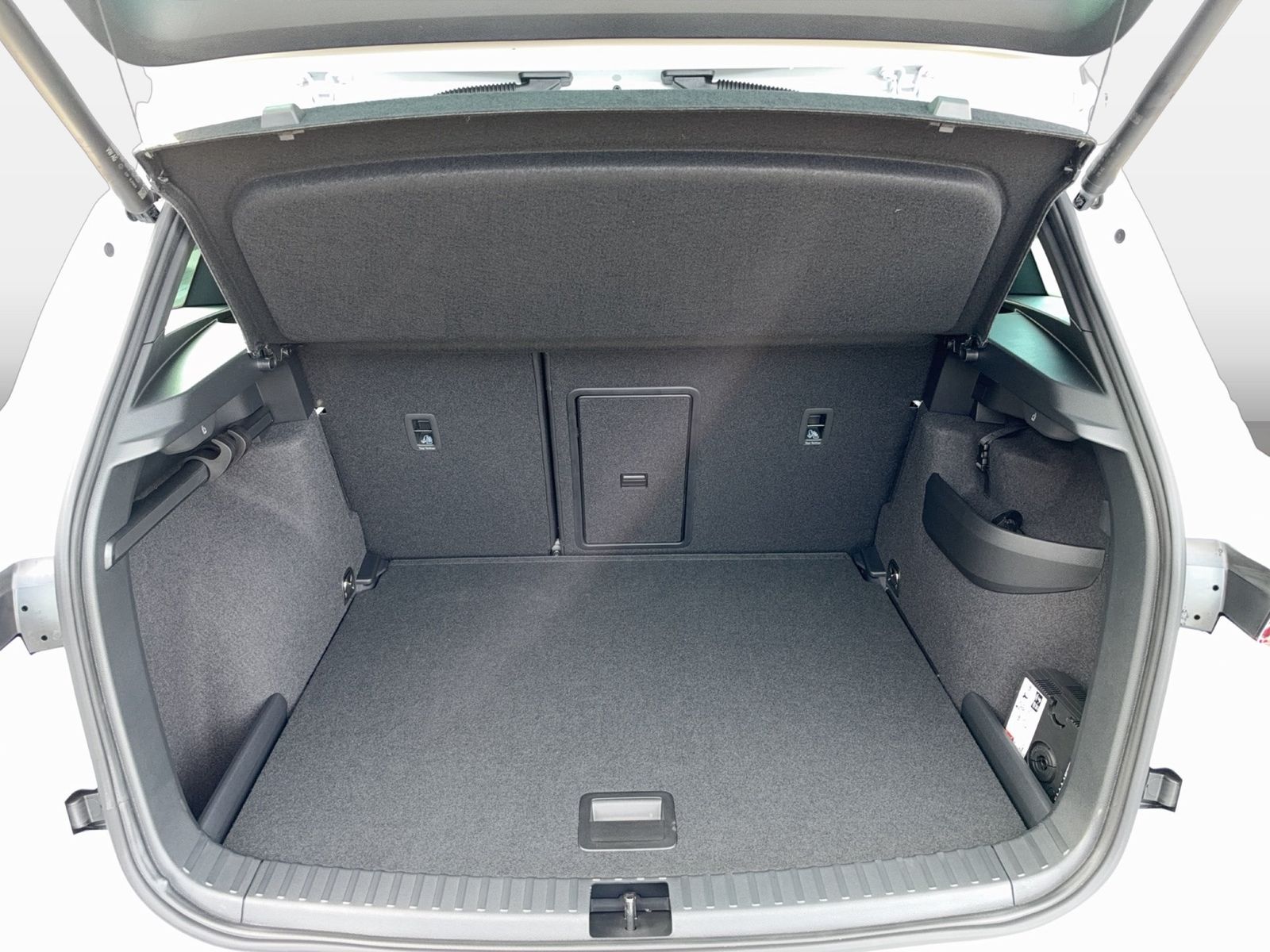 Fahrzeug autohaus mense Fahrzeugabbildung SKODA Karoq Sportline 1.5l TSI 110kW Matrix AHK ACC - mit KI generiert/bearbeitet