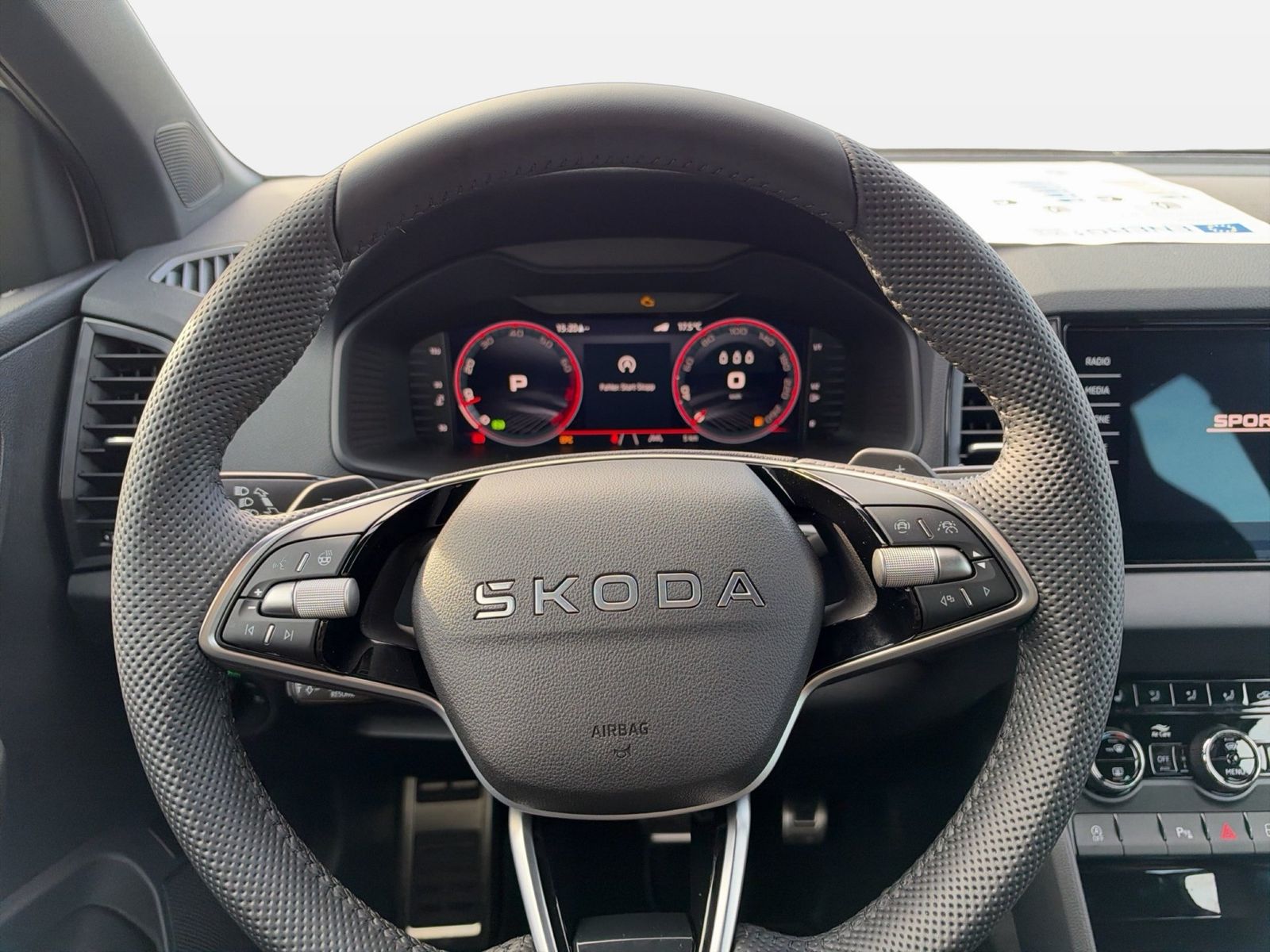 Fahrzeug autohaus mense Fahrzeugabbildung SKODA Karoq Sportline 1.5l TSI 110kW Matrix AHK ACC - mit KI generiert/bearbeitet
