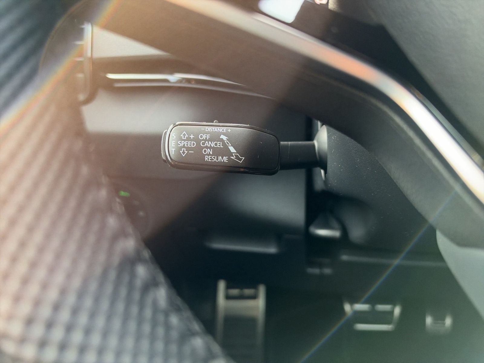 Fahrzeug autohaus mense Fahrzeugabbildung SKODA Karoq Sportline 1.5l TSI 110kW Matrix AHK ACC - mit KI generiert/bearbeitet
