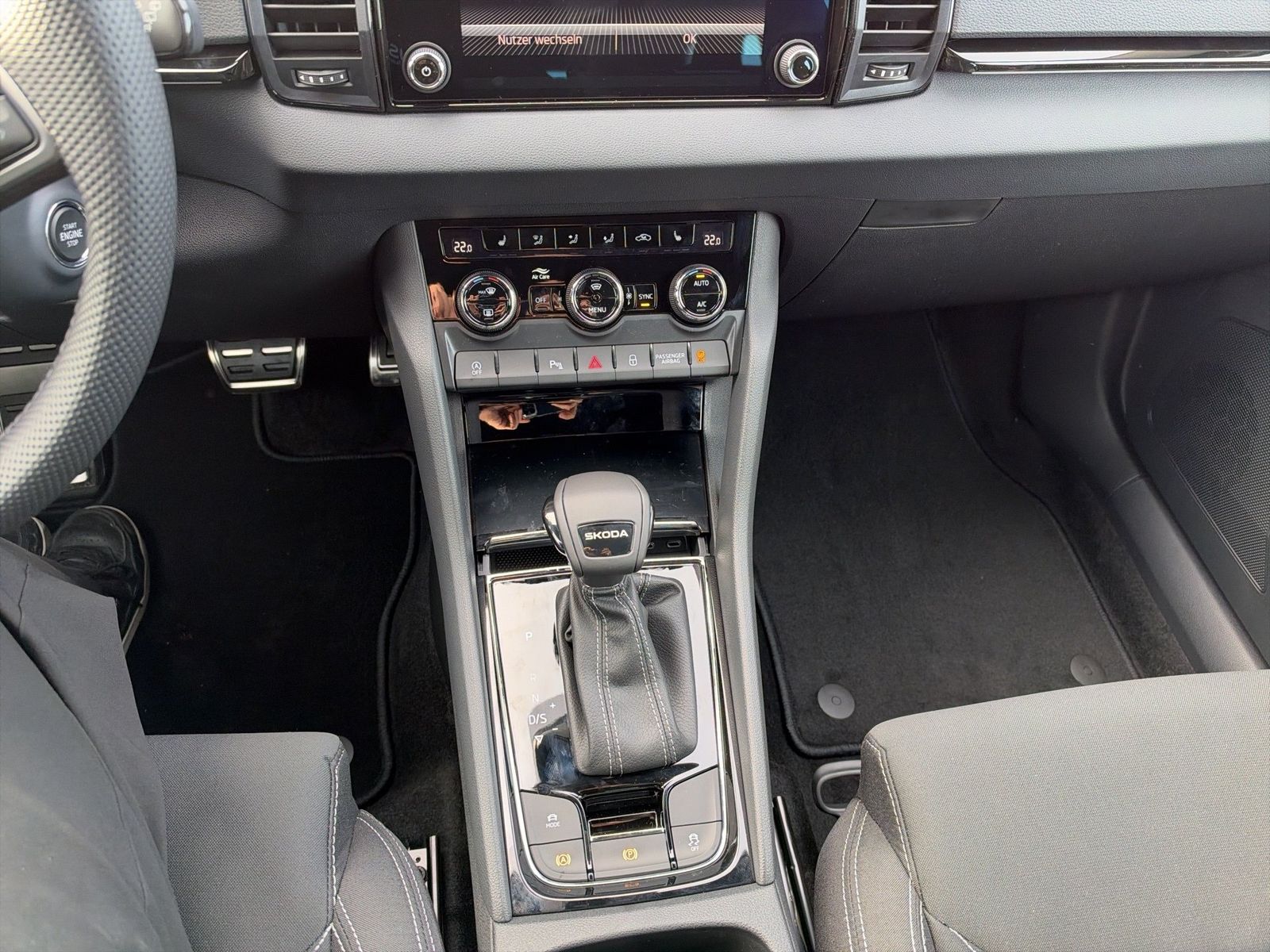 Fahrzeug autohaus mense Fahrzeugabbildung SKODA Karoq Sportline 1.5l TSI 110kW Matrix AHK ACC - mit KI generiert/bearbeitet