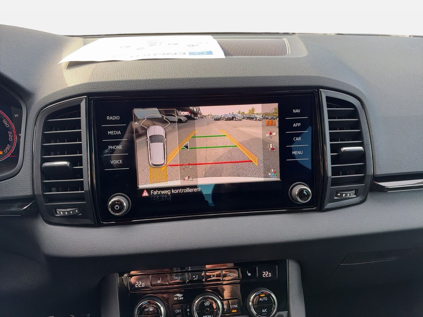 Fahrzeug autohaus mense Fahrzeugabbildung SKODA Karoq Sportline 1.5l TSI 110kW Matrix AHK ACC - mit KI generiert/bearbeitet