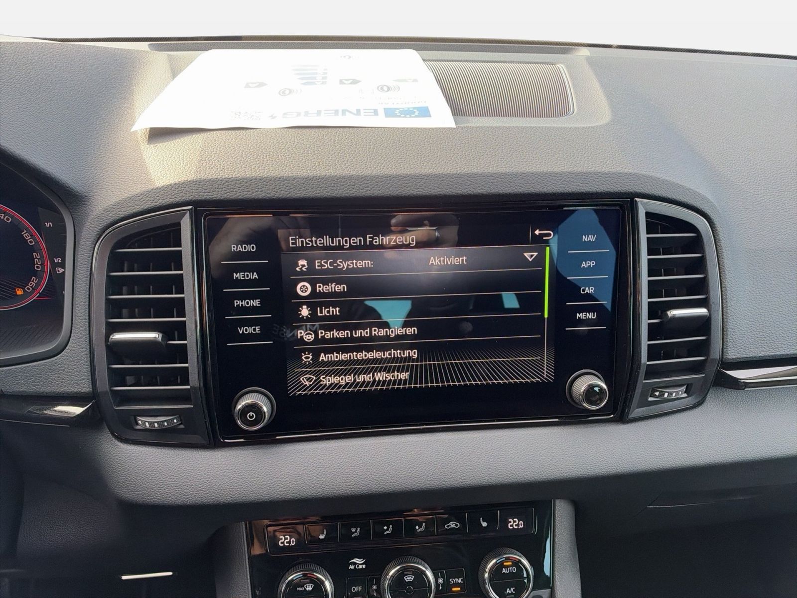 Fahrzeug autohaus mense Fahrzeugabbildung SKODA Karoq Sportline 1.5l TSI 110kW Matrix AHK ACC - mit KI generiert/bearbeitet