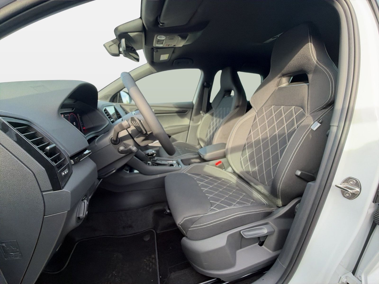 Fahrzeug autohaus mense Fahrzeugabbildung SKODA Karoq Sportline 1.5l TSI 110kW Matrix AHK ACC - mit KI generiert/bearbeitet