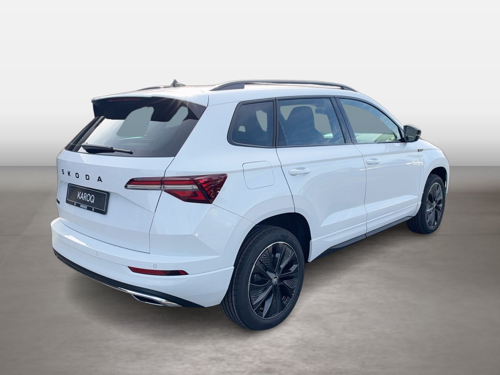 Fahrzeug autohaus mense Fahrzeugabbildung SKODA Karoq Sportline 1.5l TSI 110kW Matrix AHK ACC - mit KI generiert/bearbeitet