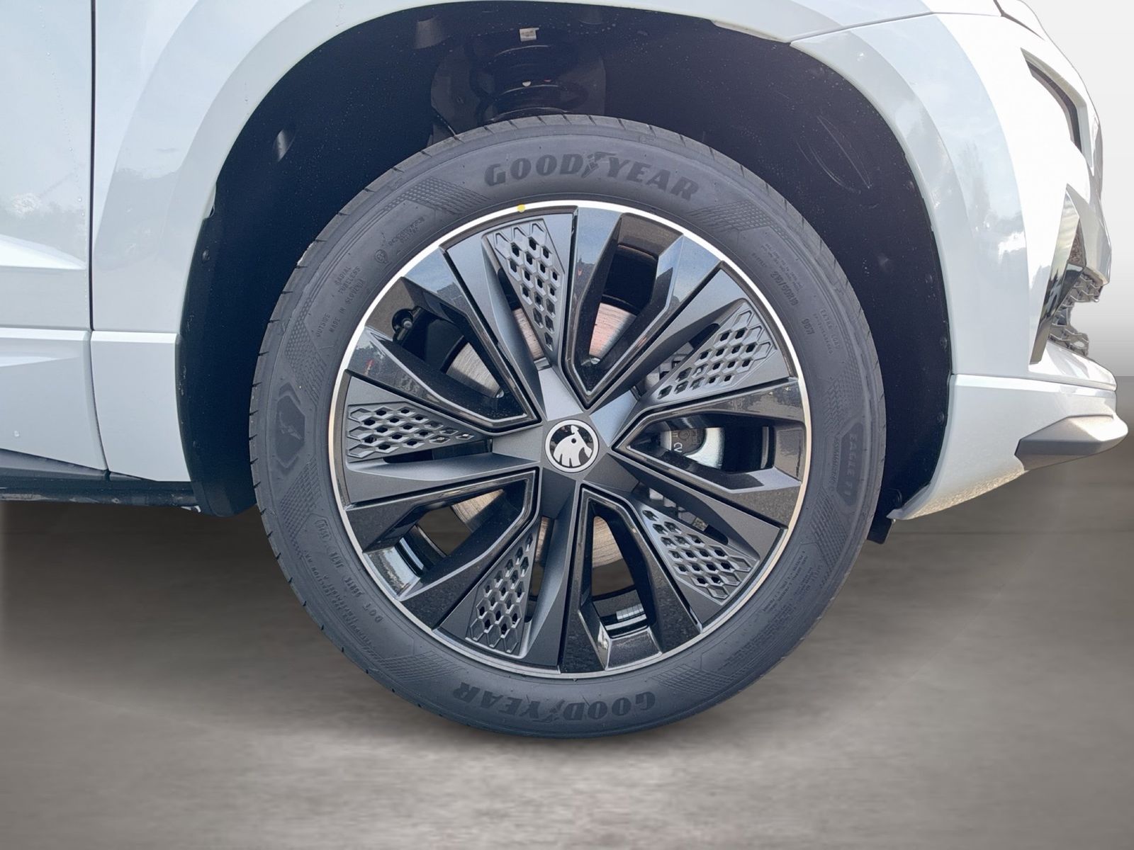 Fahrzeug autohaus mense Fahrzeugabbildung SKODA Karoq Sportline 1.5l TSI 110kW Matrix AHK ACC - mit KI generiert/bearbeitet