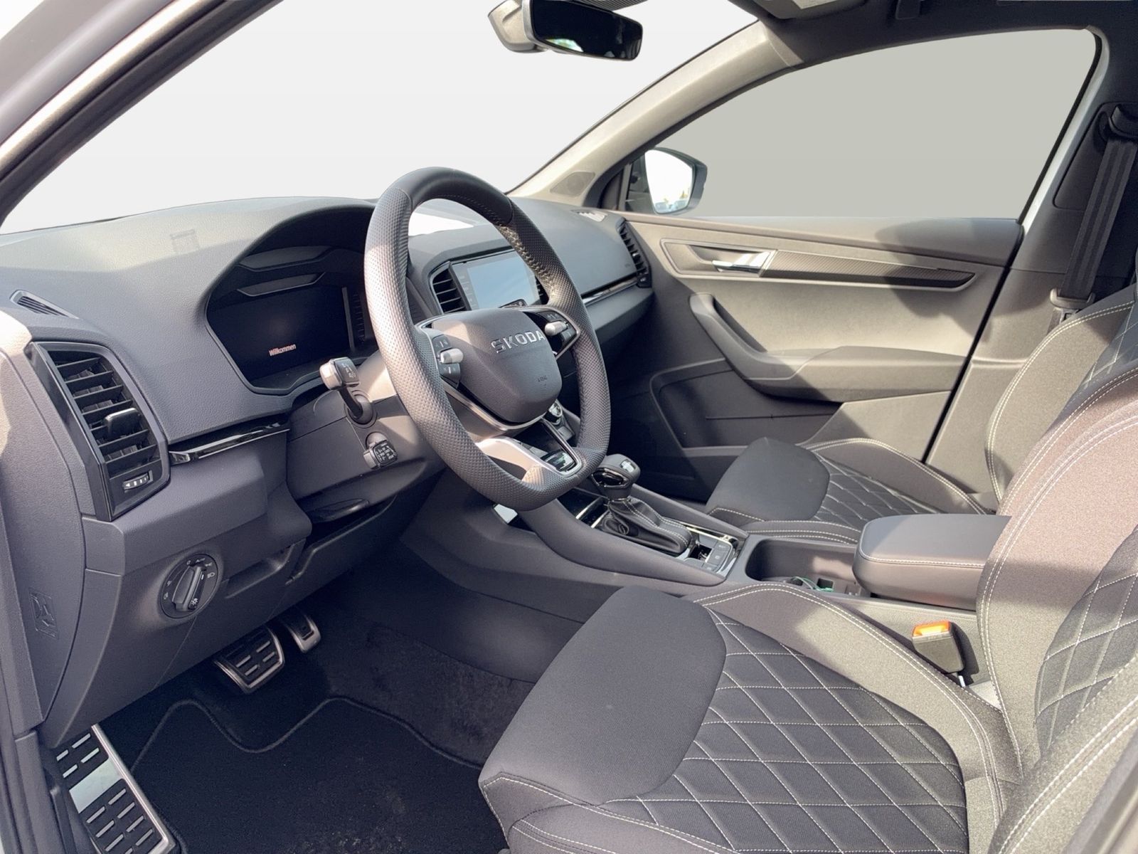 Fahrzeug autohaus mense Fahrzeugabbildung SKODA Karoq Sportline 1.5l TSI 110kW Matrix AHK ACC - mit KI generiert/bearbeitet