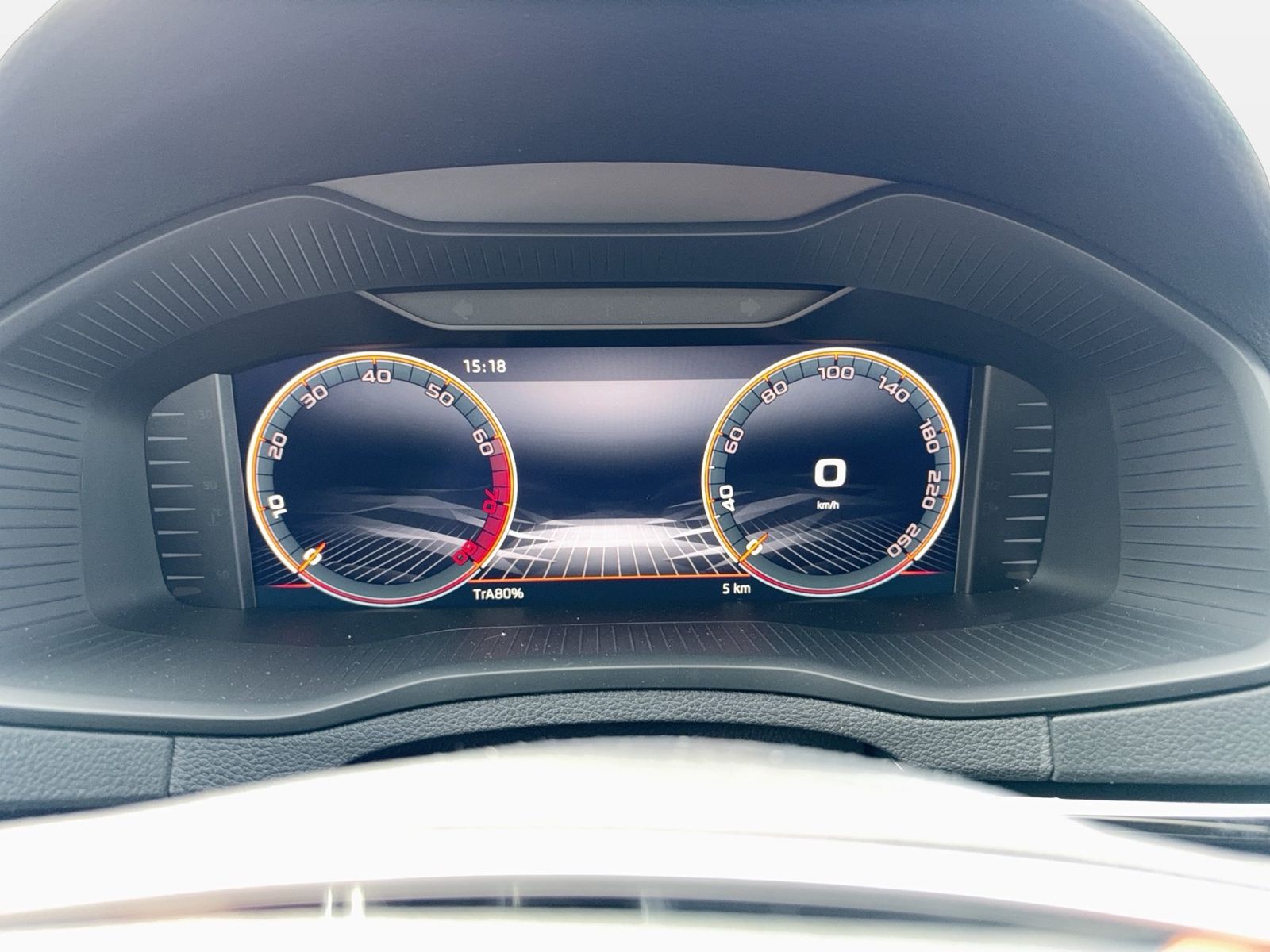 Fahrzeug autohaus mense Fahrzeugabbildung SKODA Karoq Sportline 1.5l TSI 110kW Matrix AHK ACC - mit KI generiert/bearbeitet