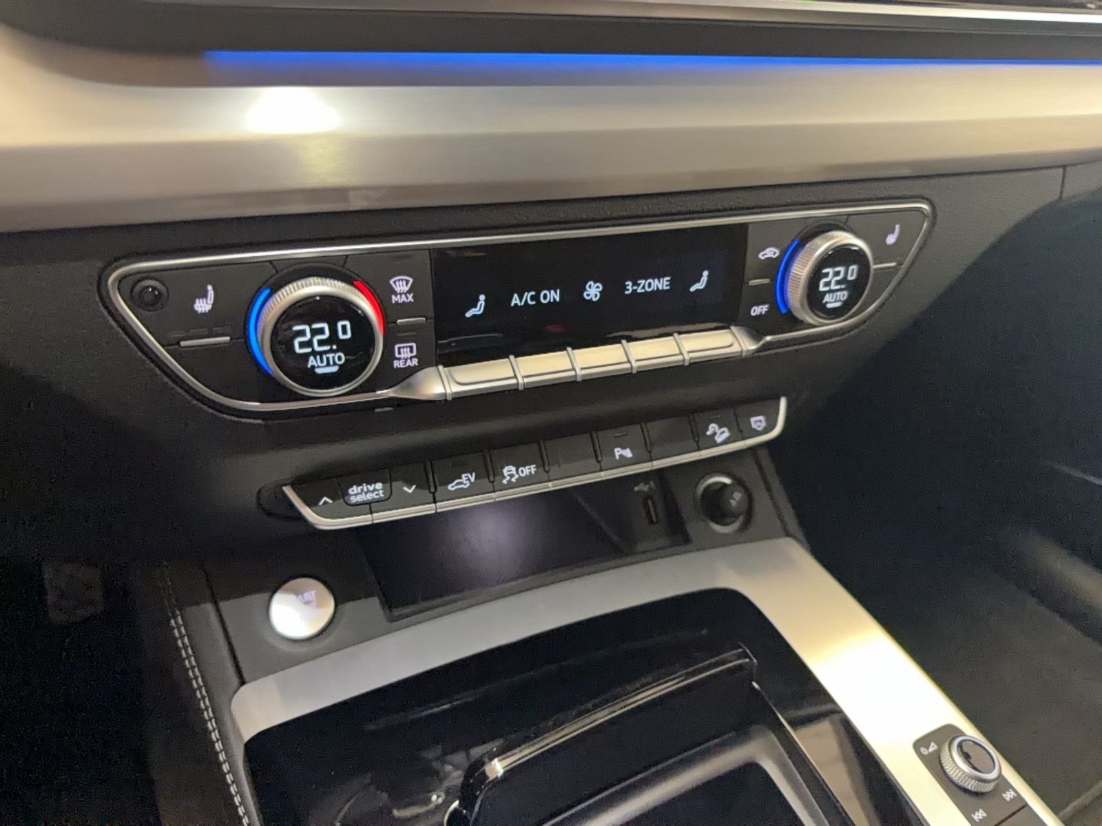Fahrzeug autohaus mense Fahrzeugabbildung Audi Q5 55 TFSI e quattro S tronic S line Matrix B&O - mit KI generiert/bearbeitet