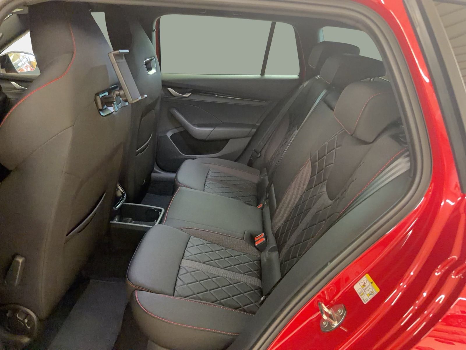Fahrzeug autohaus mense Fahrzeugabbildung SKODA Octavia Combi RS 2.0l TSI 195kW 7-Gang-DSG AHK - mit KI generiert/bearbeitet