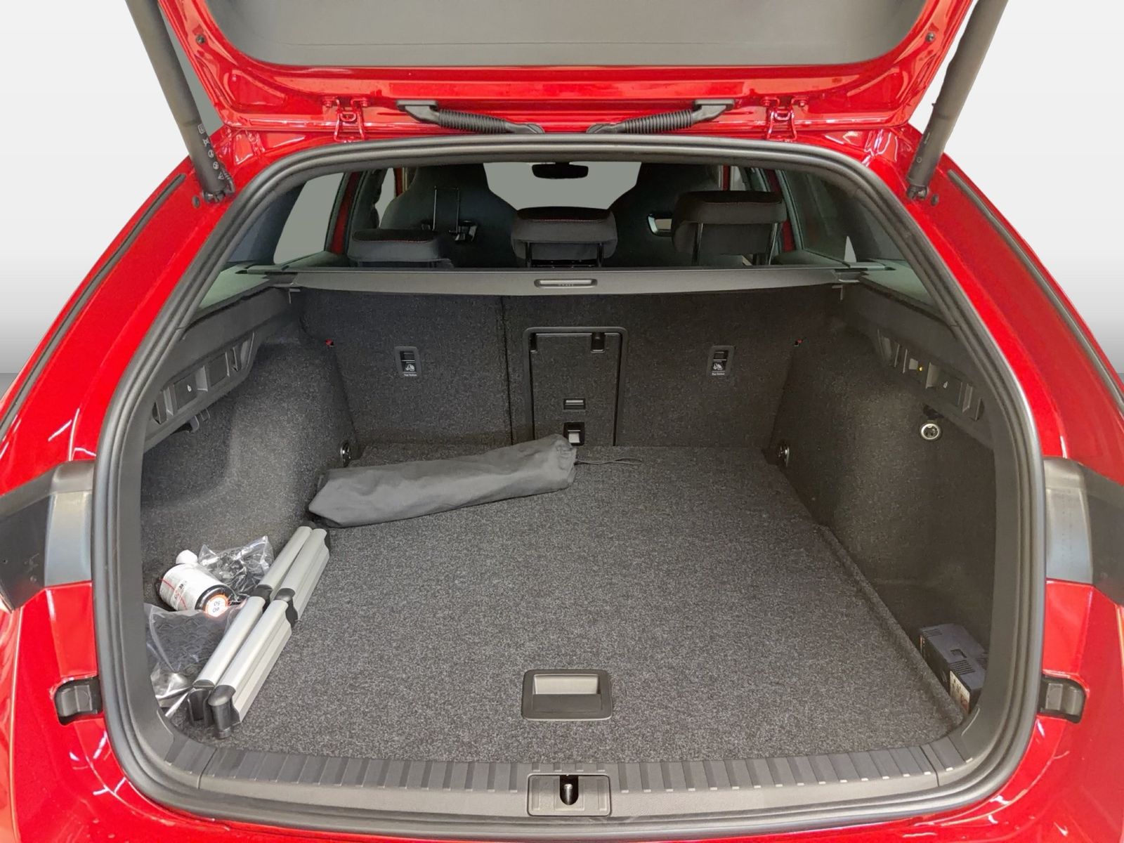 Fahrzeug autohaus mense Fahrzeugabbildung SKODA Octavia Combi RS 2.0l TSI 195kW 7-Gang-DSG AHK - mit KI generiert/bearbeitet