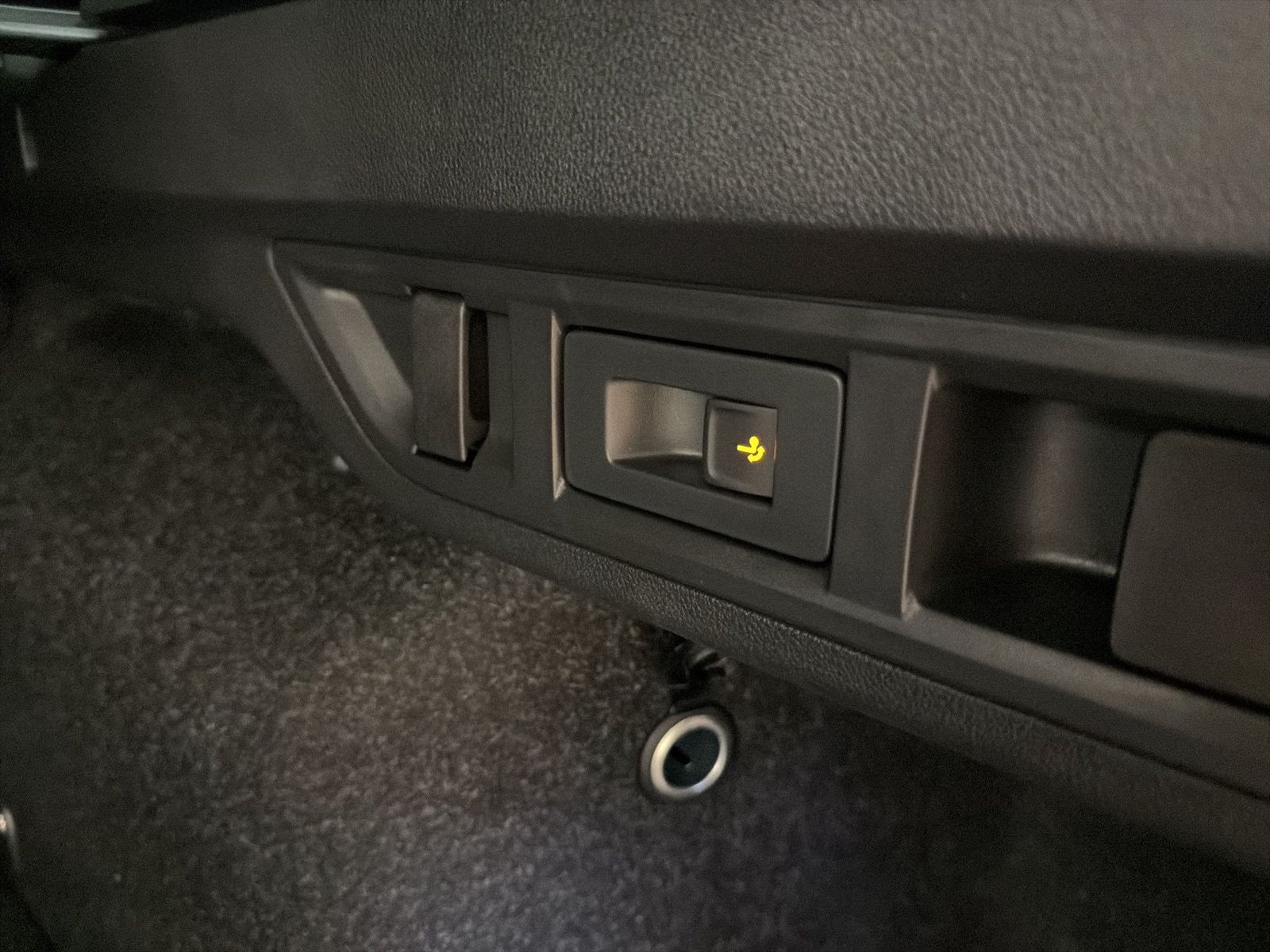 Fahrzeug autohaus mense Fahrzeugabbildung SKODA Octavia Combi RS 2.0l TSI 195kW 7-Gang-DSG AHK - mit KI generiert/bearbeitet