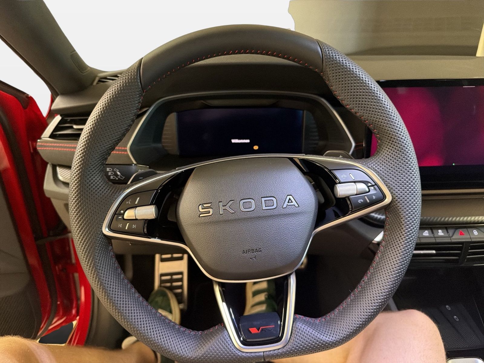 Fahrzeug autohaus mense Fahrzeugabbildung SKODA Octavia Combi RS 2.0l TSI 195kW 7-Gang-DSG AHK - mit KI generiert/bearbeitet