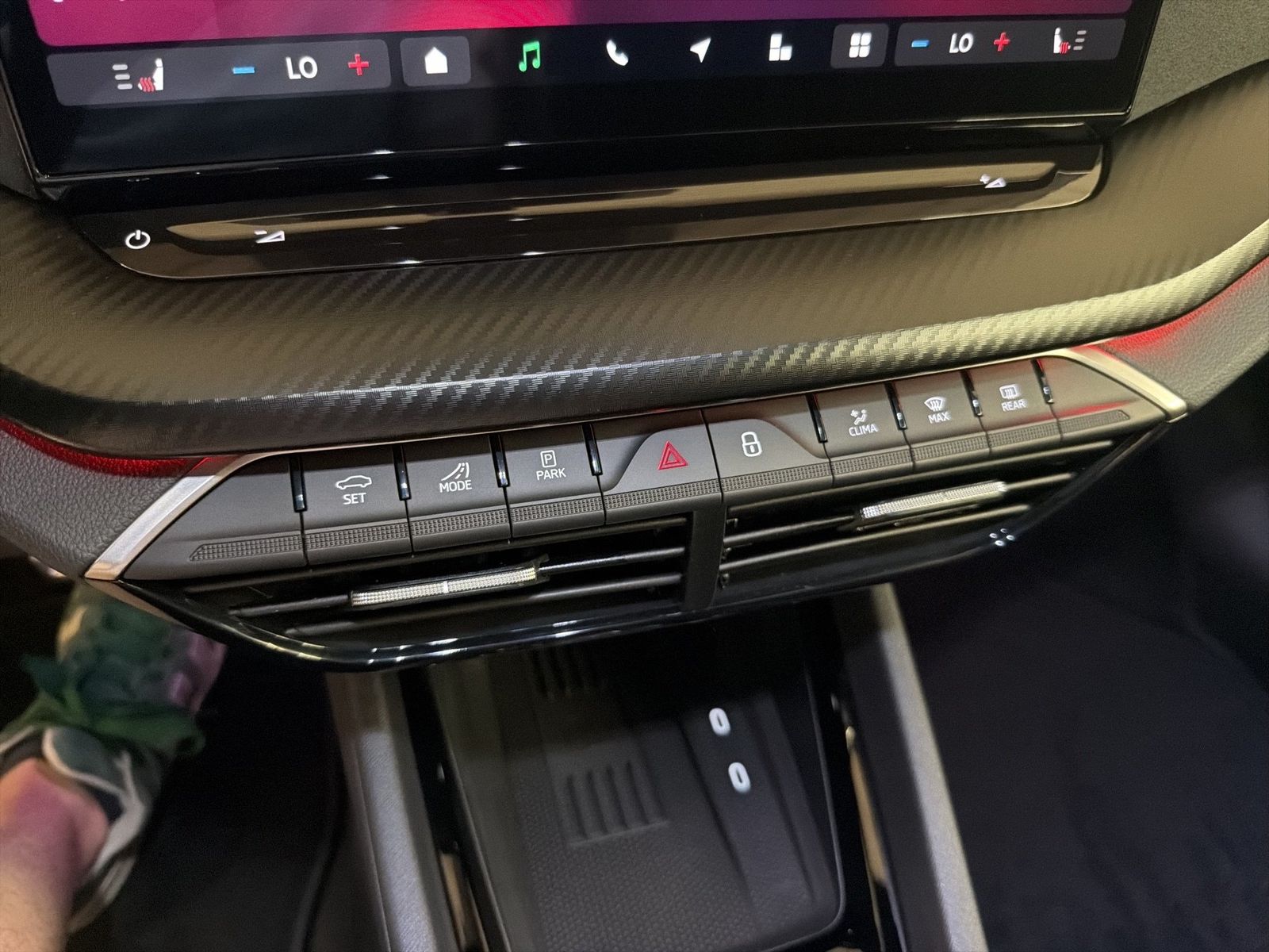 Fahrzeug autohaus mense Fahrzeugabbildung SKODA Octavia Combi RS 2.0l TSI 195kW 7-Gang-DSG AHK - mit KI generiert/bearbeitet