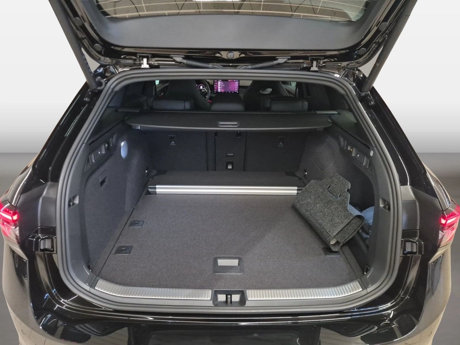 Fahrzeug autohaus mense Fahrzeugabbildung SKODA Superb Combi Sportline 2.0l TSI 150kW 7-Gang-DSG - mit KI generiert/bearbeitet