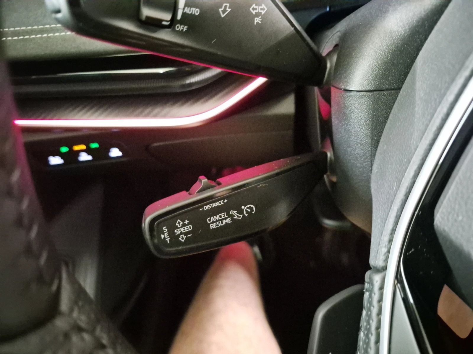 Fahrzeug autohaus mense Fahrzeugabbildung SKODA Superb Combi Sportline 2.0l TSI 150kW 7-Gang-DSG - mit KI generiert/bearbeitet