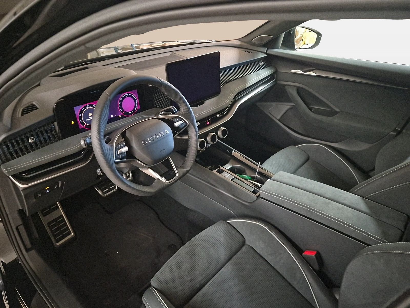 Fahrzeug autohaus mense Fahrzeugabbildung SKODA Superb Combi Sportline 2.0l TSI 150kW 7-Gang-DSG - mit KI generiert/bearbeitet