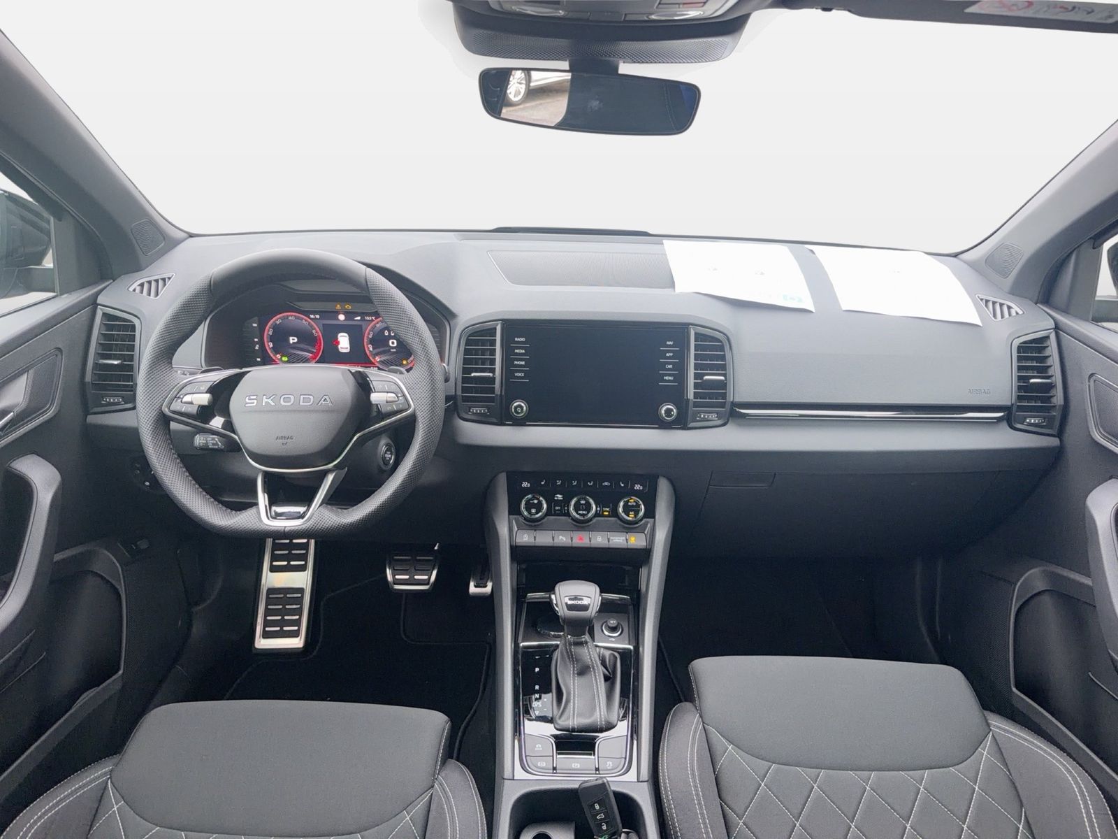 Fahrzeug autohaus mense Fahrzeugabbildung SKODA Karoq Sportline 1.5l TSI 110kW 7-Gang-DSG Matrix - mit KI generiert/bearbeitet