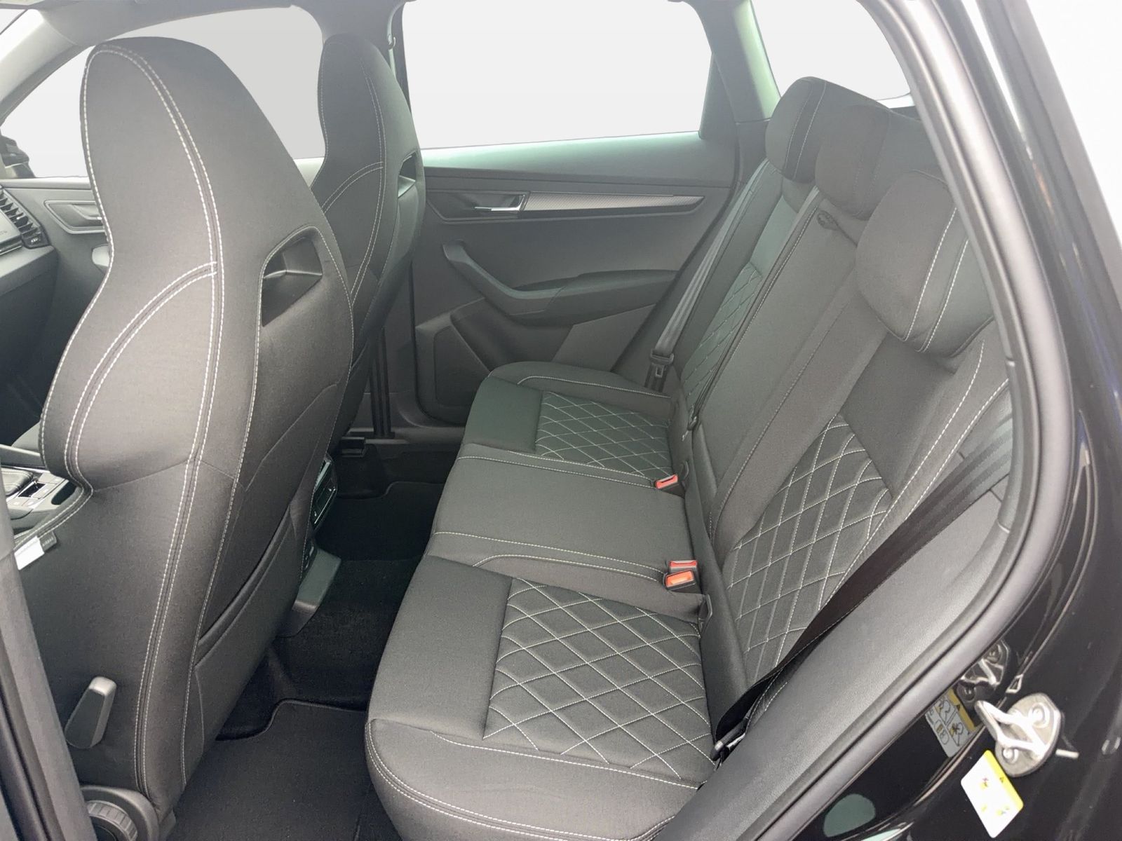 Fahrzeug autohaus mense Fahrzeugabbildung SKODA Karoq Sportline 1.5l TSI 110kW 7-Gang-DSG Matrix - mit KI generiert/bearbeitet