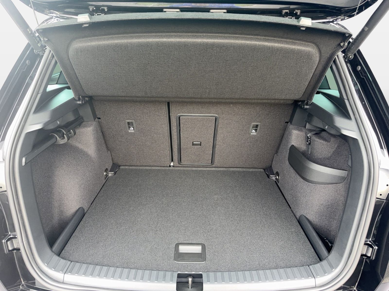 Fahrzeug autohaus mense Fahrzeugabbildung SKODA Karoq Sportline 1.5l TSI 110kW 7-Gang-DSG Matrix - mit KI generiert/bearbeitet