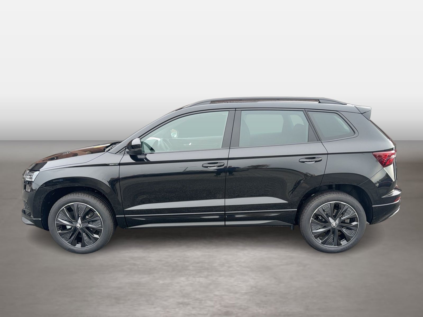 Fahrzeug autohaus mense Fahrzeugabbildung SKODA Karoq Sportline 1.5l TSI 110kW 7-Gang-DSG Matrix - mit KI generiert/bearbeitet