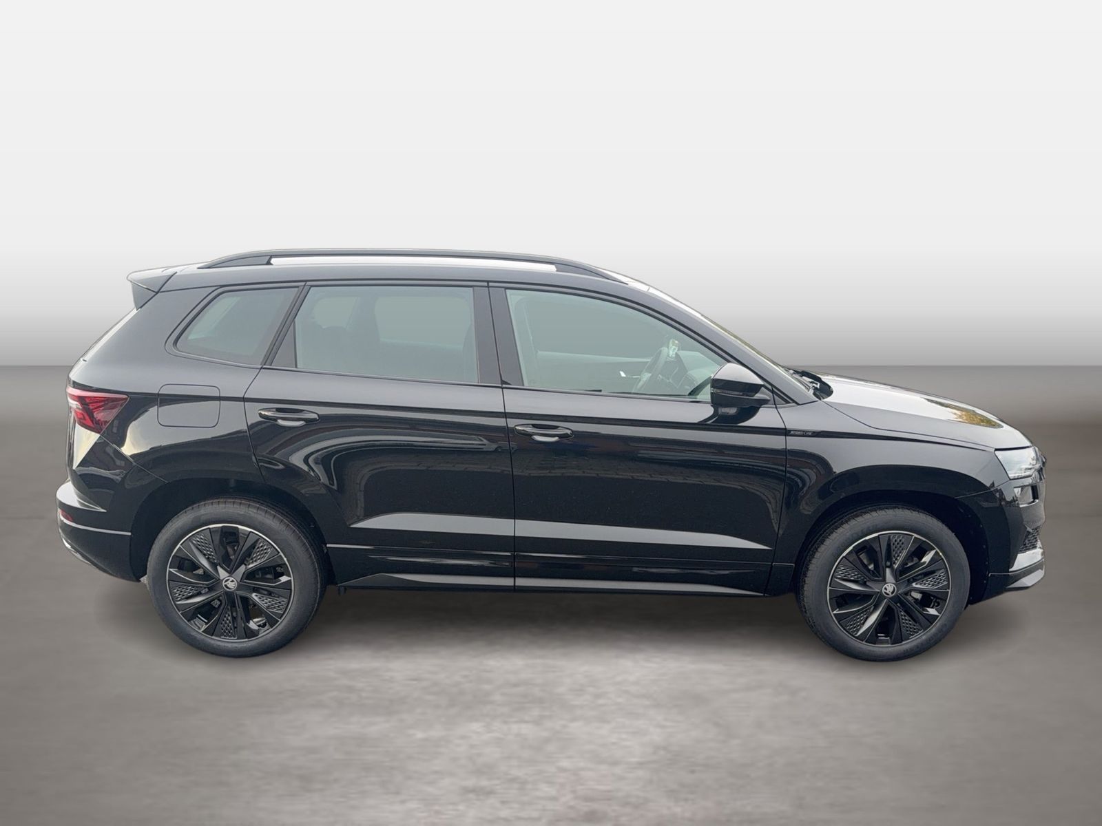 Fahrzeug autohaus mense Fahrzeugabbildung SKODA Karoq Sportline 1.5l TSI 110kW 7-Gang-DSG Matrix - mit KI generiert/bearbeitet