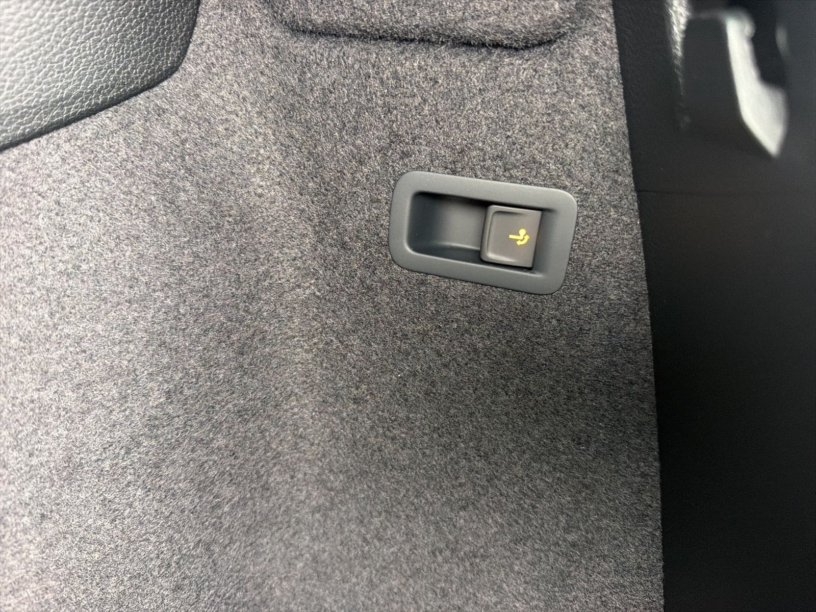 Fahrzeug autohaus mense Fahrzeugabbildung SKODA Karoq Sportline 1.5l TSI 110kW 7-Gang-DSG Matrix - mit KI generiert/bearbeitet