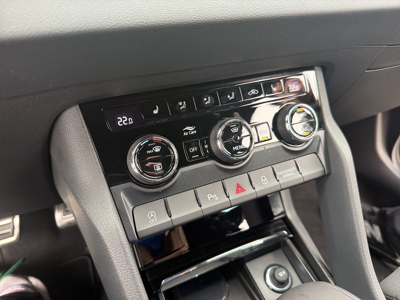 Fahrzeug autohaus mense Fahrzeugabbildung SKODA Karoq Sportline 1.5l TSI 110kW 7-Gang-DSG Matrix - mit KI generiert/bearbeitet