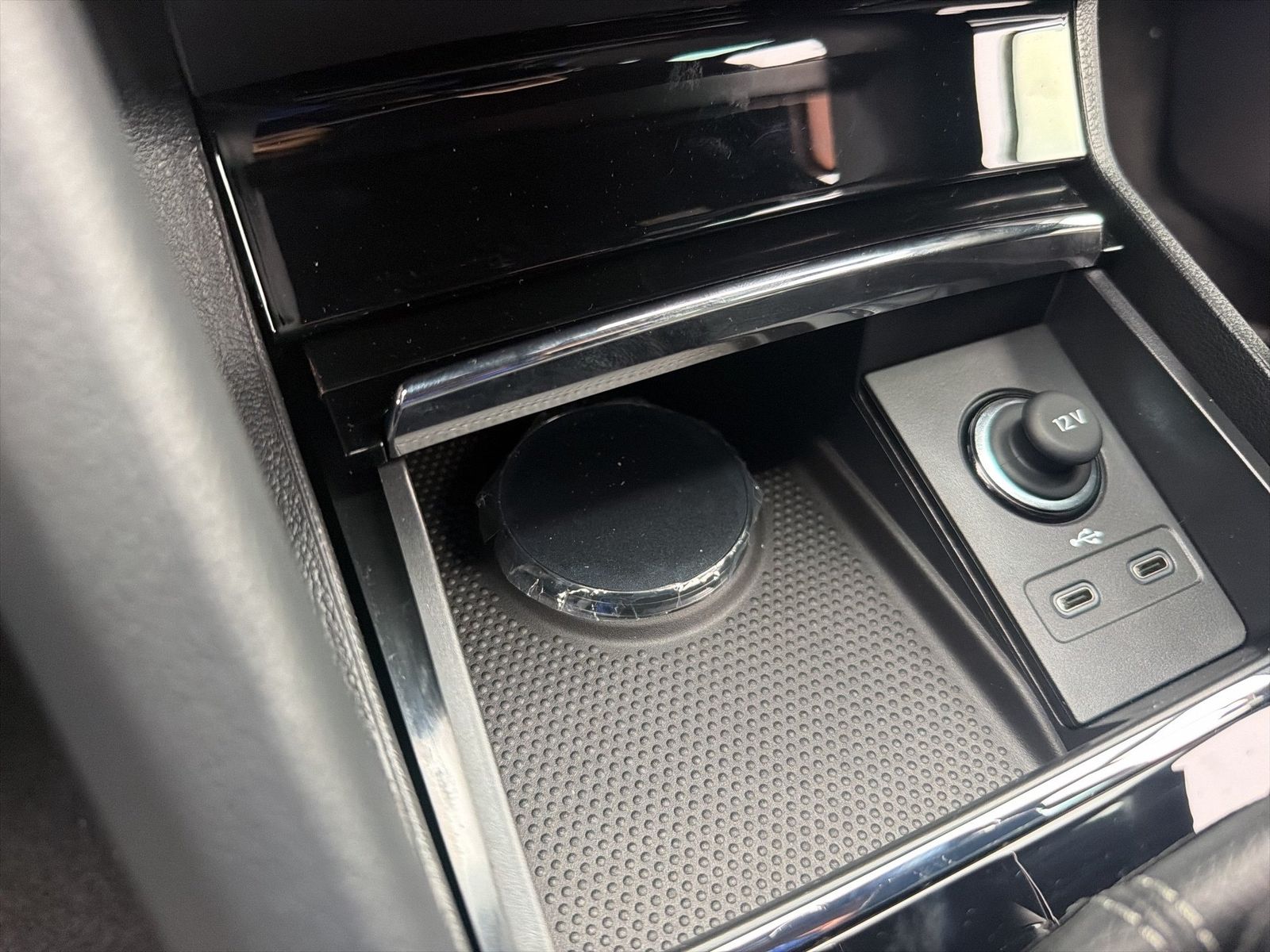 Fahrzeug autohaus mense Fahrzeugabbildung SKODA Karoq Sportline 1.5l TSI 110kW 7-Gang-DSG Matrix - mit KI generiert/bearbeitet