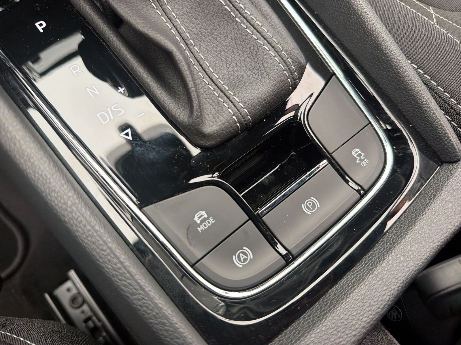 Fahrzeug autohaus mense Fahrzeugabbildung SKODA Karoq Sportline 1.5l TSI 110kW 7-Gang-DSG Matrix - mit KI generiert/bearbeitet