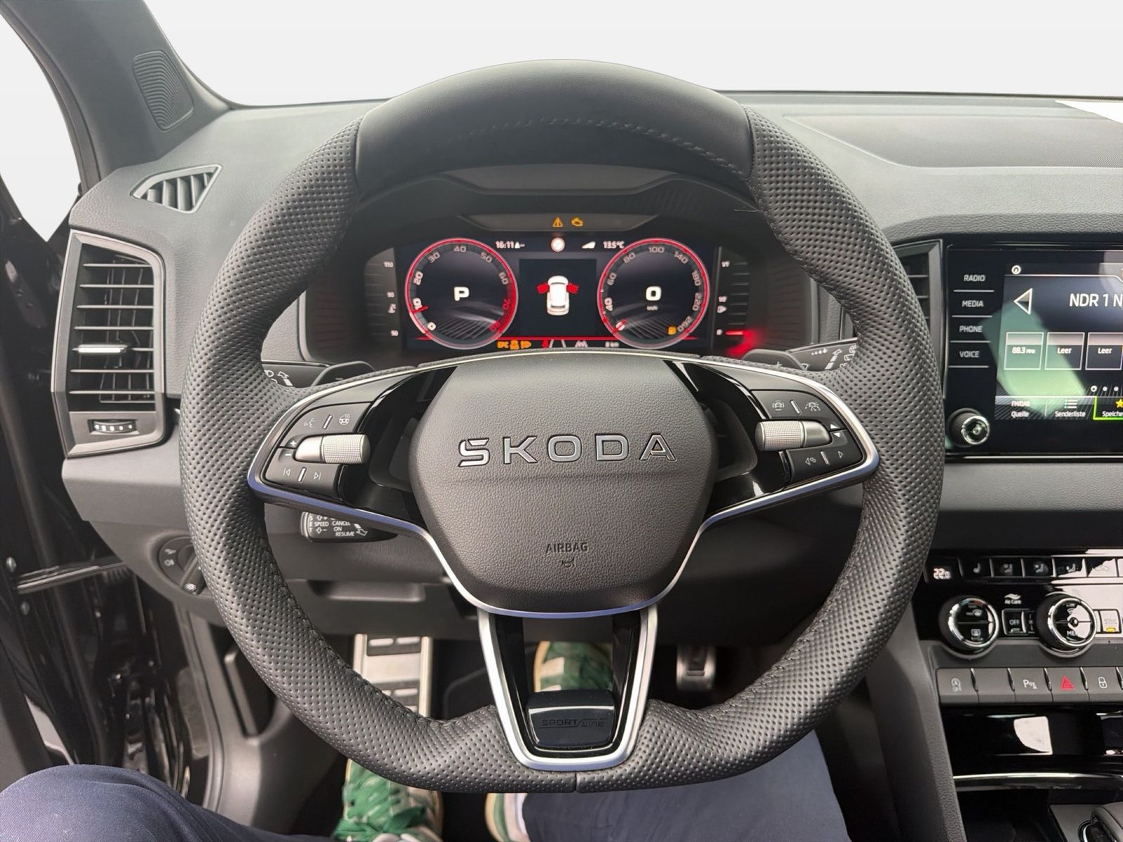 Fahrzeug autohaus mense Fahrzeugabbildung SKODA Karoq Sportline 1.5l TSI 110kW 7-Gang-DSG Matrix - mit KI generiert/bearbeitet