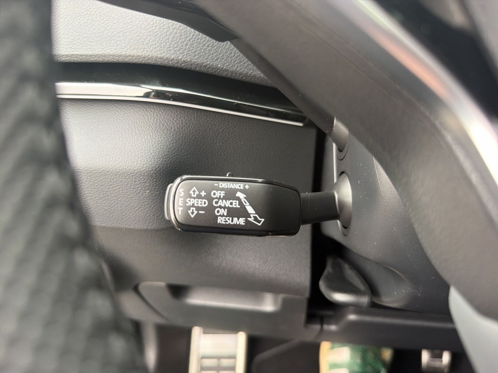 Fahrzeug autohaus mense Fahrzeugabbildung SKODA Karoq Sportline 1.5l TSI 110kW 7-Gang-DSG Matrix - mit KI generiert/bearbeitet