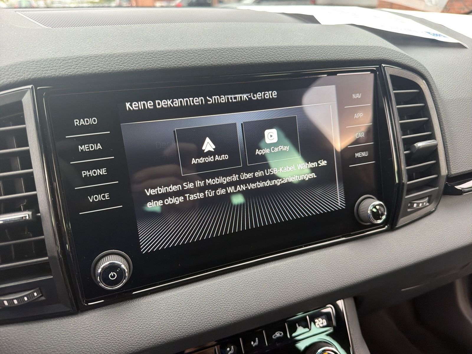 Fahrzeug autohaus mense Fahrzeugabbildung SKODA Karoq Sportline 1.5l TSI 110kW 7-Gang-DSG Matrix - mit KI generiert/bearbeitet