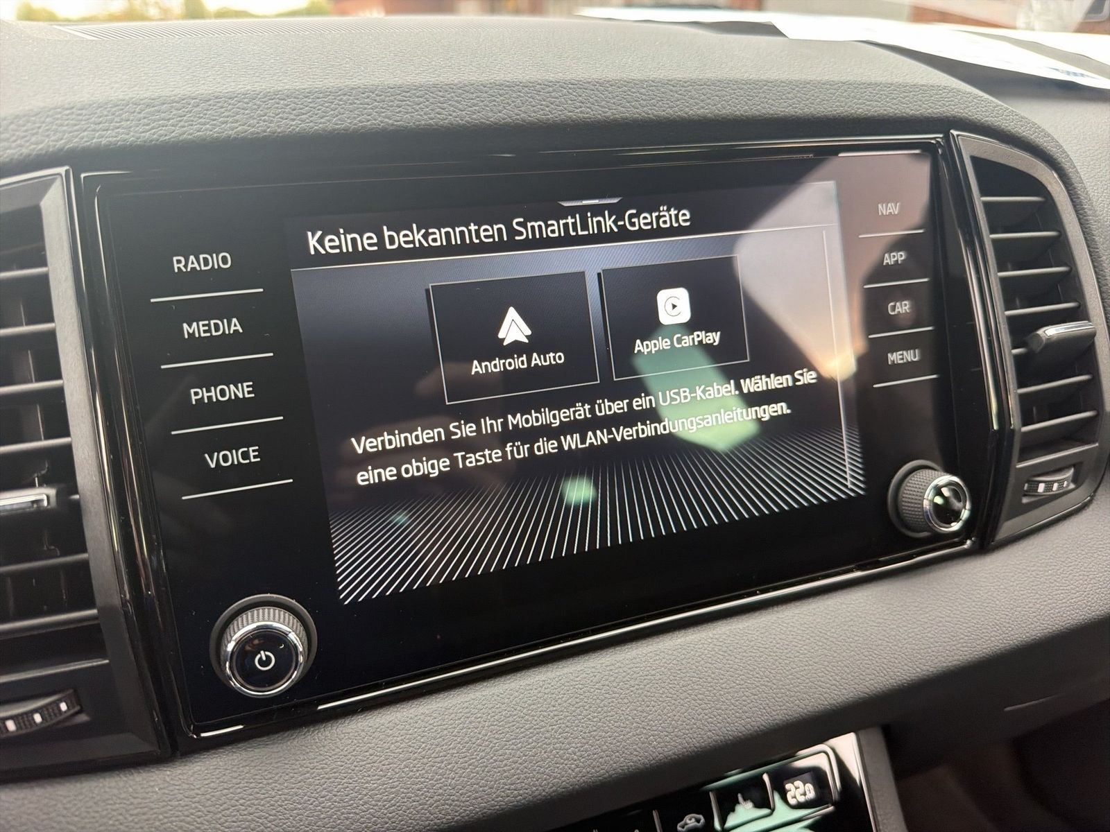 Fahrzeug autohaus mense Fahrzeugabbildung SKODA Karoq Sportline 1.5l TSI 110kW 7-Gang-DSG Matrix - mit KI generiert/bearbeitet