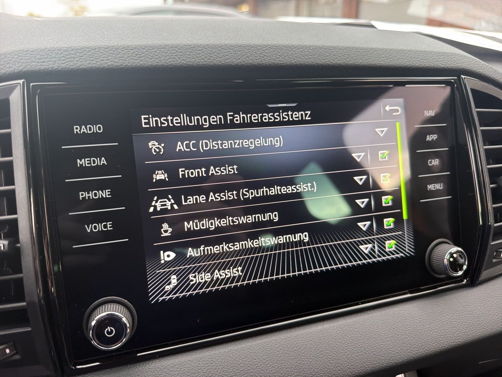 Fahrzeug autohaus mense Fahrzeugabbildung SKODA Karoq Sportline 1.5l TSI 110kW 7-Gang-DSG Matrix - mit KI generiert/bearbeitet