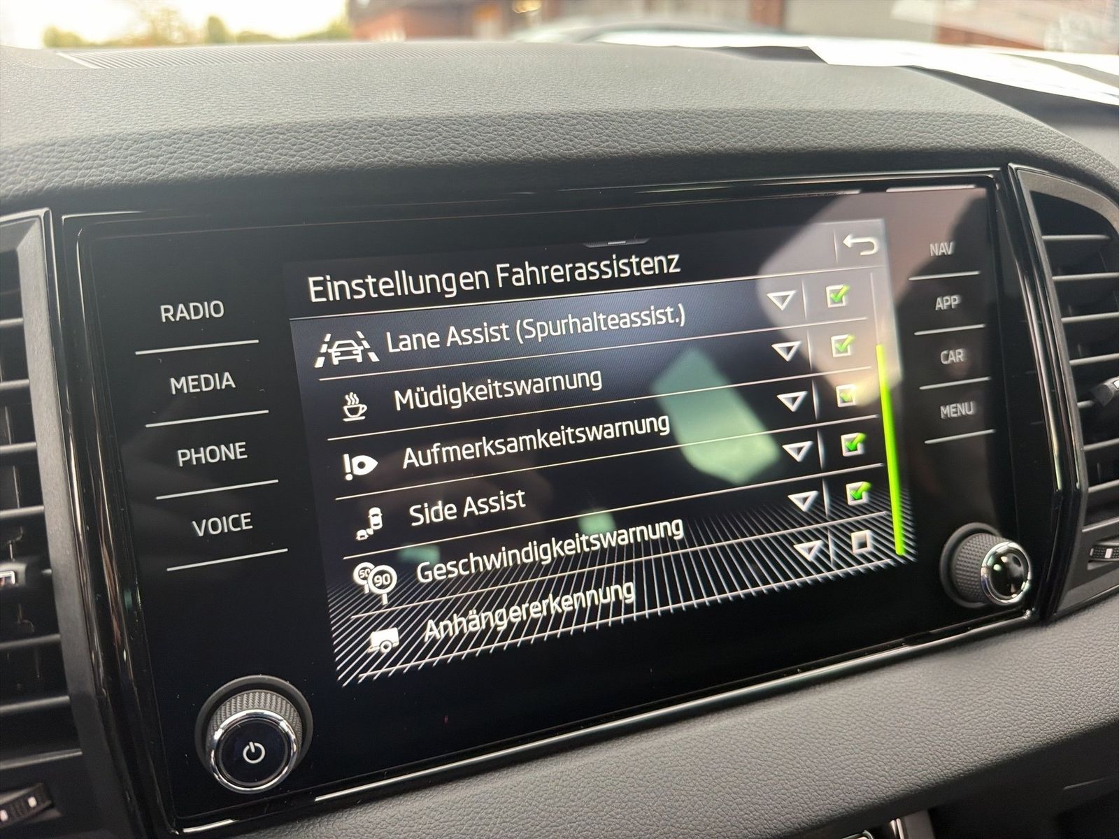 Fahrzeug autohaus mense Fahrzeugabbildung SKODA Karoq Sportline 1.5l TSI 110kW 7-Gang-DSG Matrix - mit KI generiert/bearbeitet