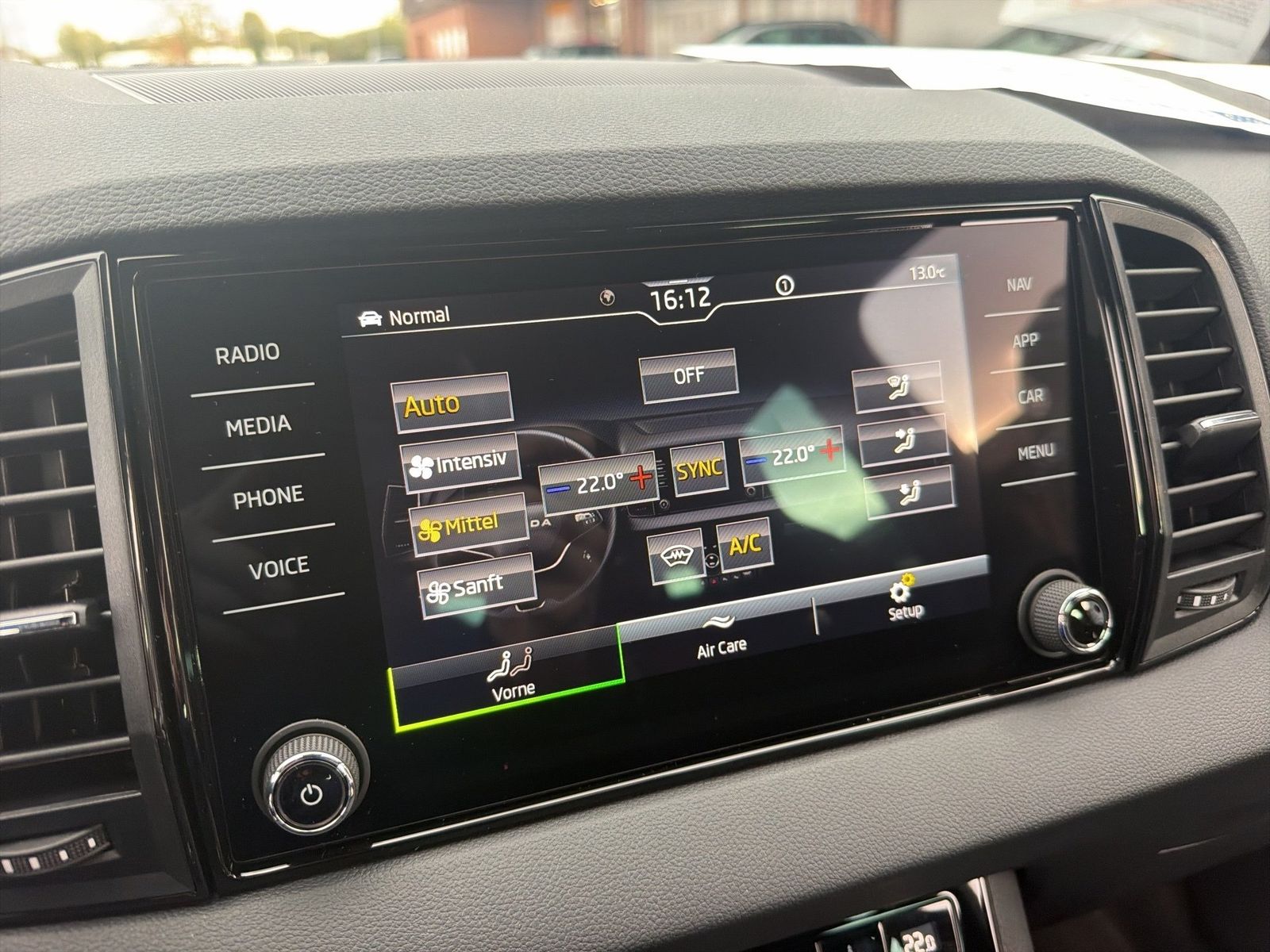 Fahrzeug autohaus mense Fahrzeugabbildung SKODA Karoq Sportline 1.5l TSI 110kW 7-Gang-DSG Matrix - mit KI generiert/bearbeitet
