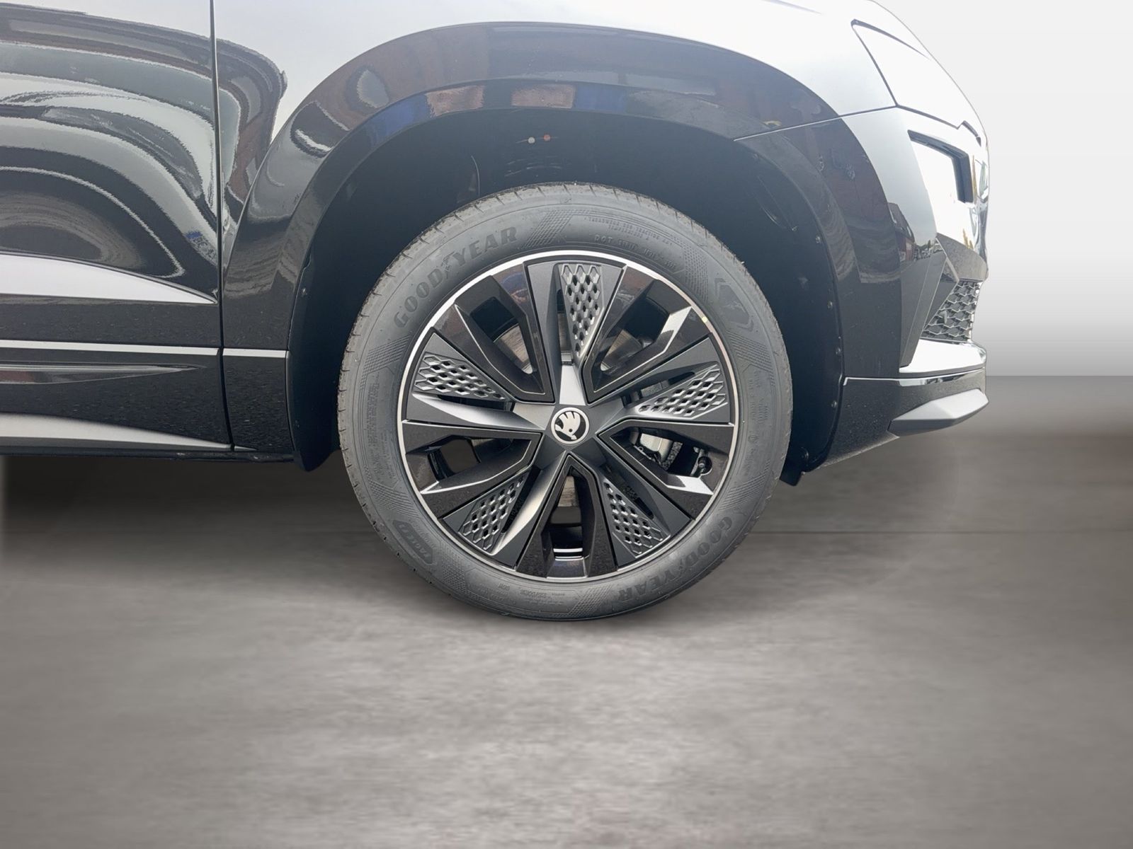 Fahrzeug autohaus mense Fahrzeugabbildung SKODA Karoq Sportline 1.5l TSI 110kW 7-Gang-DSG Matrix - mit KI generiert/bearbeitet