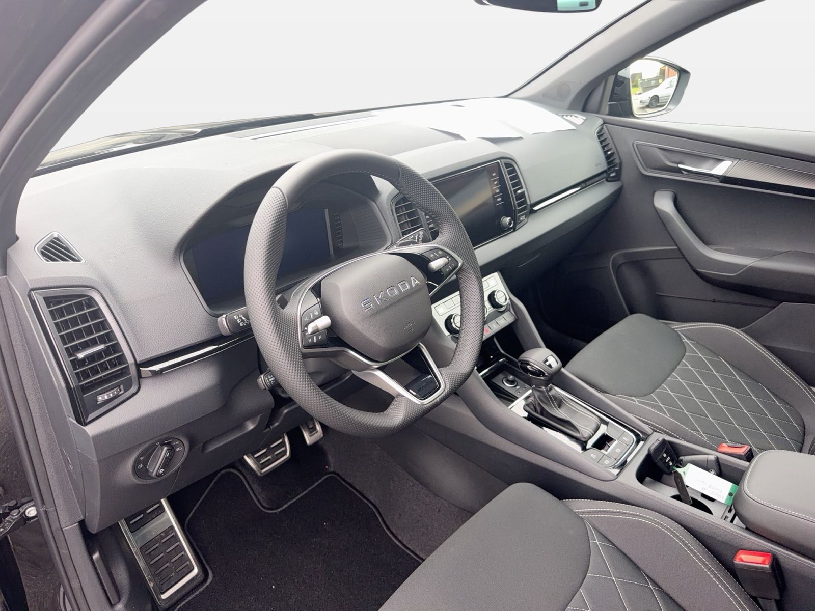 Fahrzeug autohaus mense Fahrzeugabbildung SKODA Karoq Sportline 1.5l TSI 110kW 7-Gang-DSG Matrix - mit KI generiert/bearbeitet