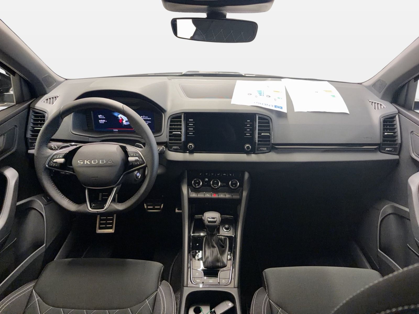 Fahrzeug autohaus mense Fahrzeugabbildung SKODA Karoq Sportline 1.5l TSI 110kW 7-Gang-DSG Matrix - mit KI generiert/bearbeitet