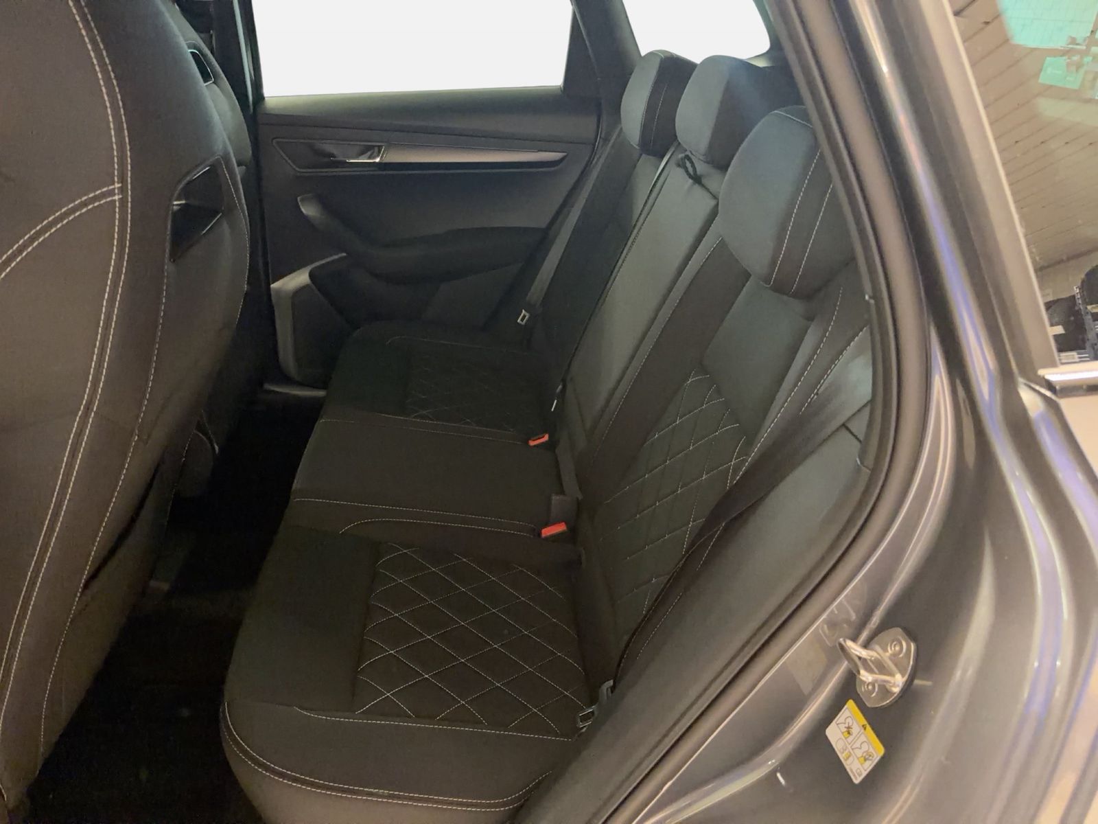 Fahrzeug autohaus mense Fahrzeugabbildung SKODA Karoq Sportline 1.5l TSI 110kW 7-Gang-DSG Matrix - mit KI generiert/bearbeitet