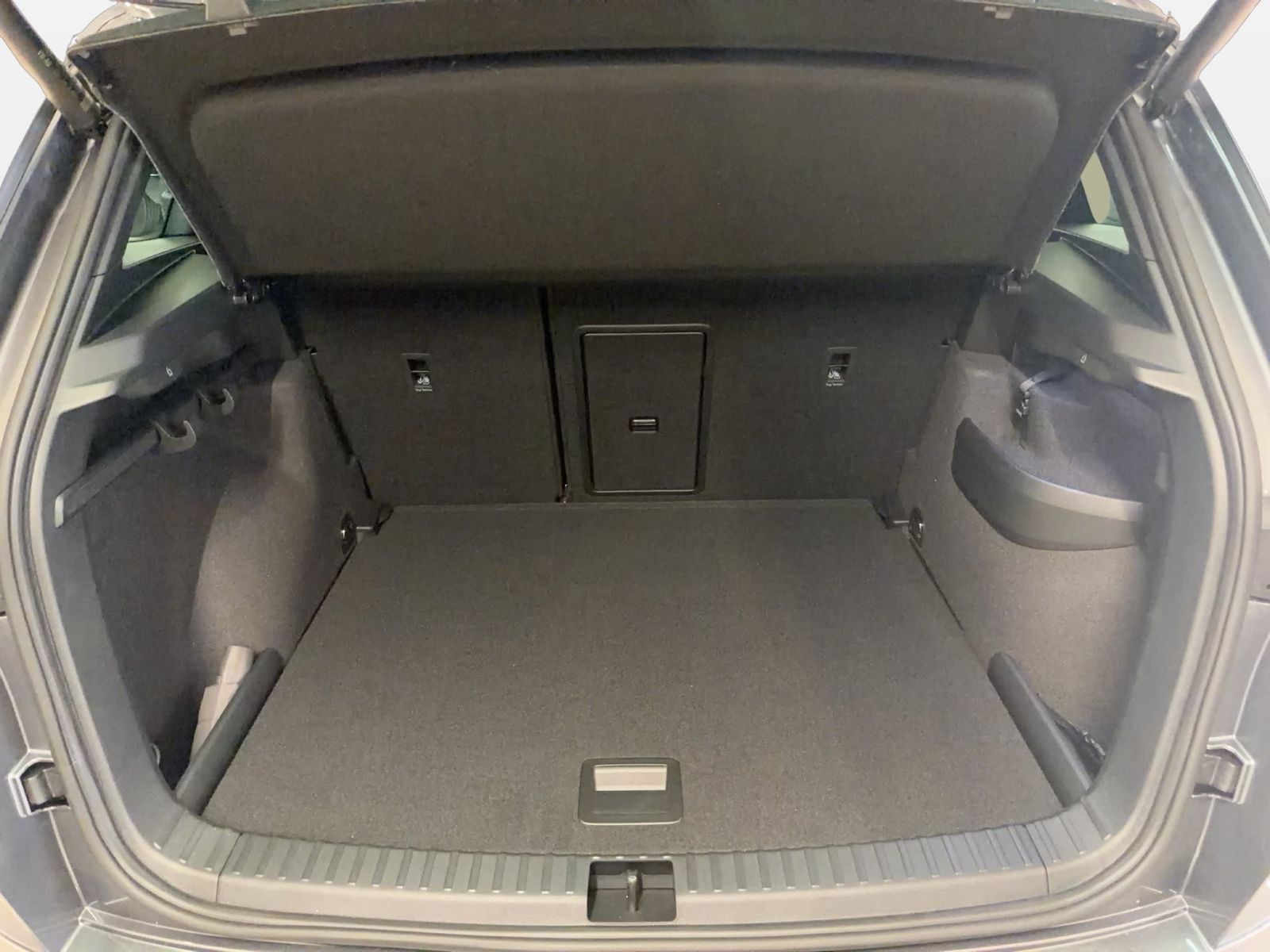 Fahrzeug autohaus mense Fahrzeugabbildung SKODA Karoq Sportline 1.5l TSI 110kW 7-Gang-DSG Matrix - mit KI generiert/bearbeitet